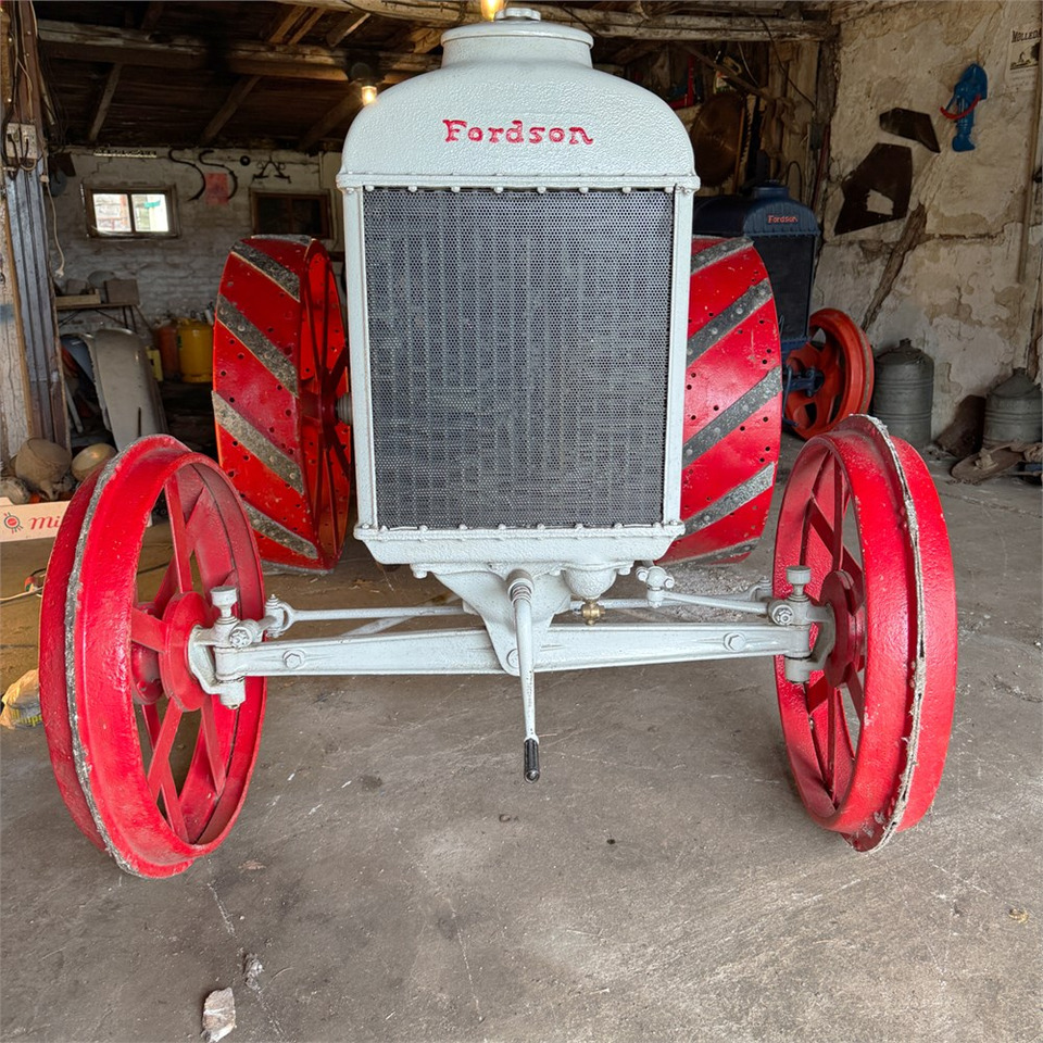 Fordson F - Traktor: 3 kép. Fordson F - Traktor: 3 kép.