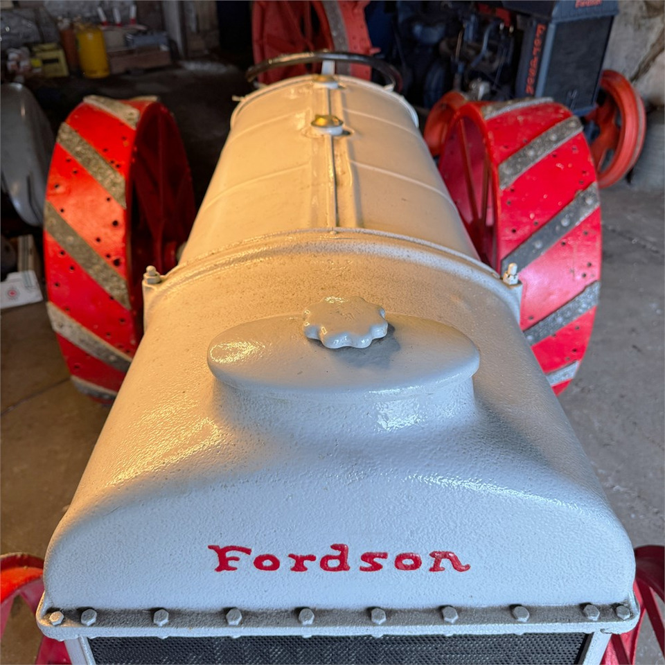 Fordson F - Traktor: 4 kép. Fordson F - Traktor: 4 kép.