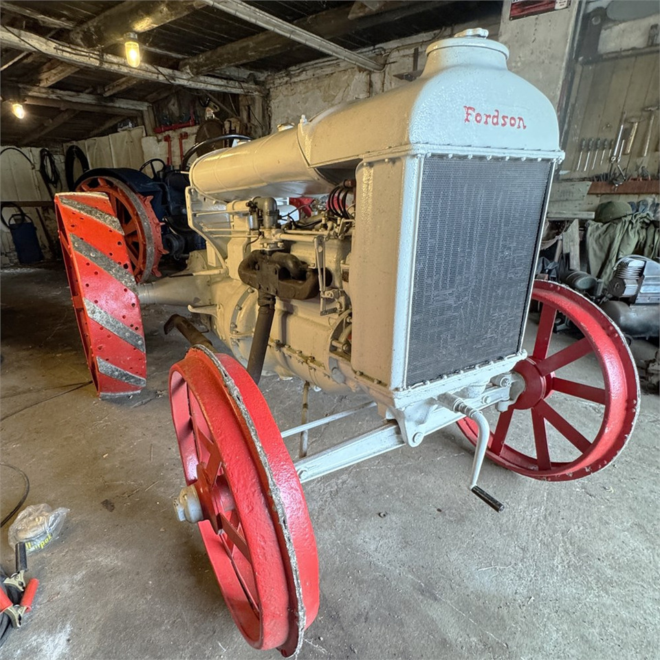 Fordson F - Traktor: 2 kép. Fordson F - Traktor: 2 kép.