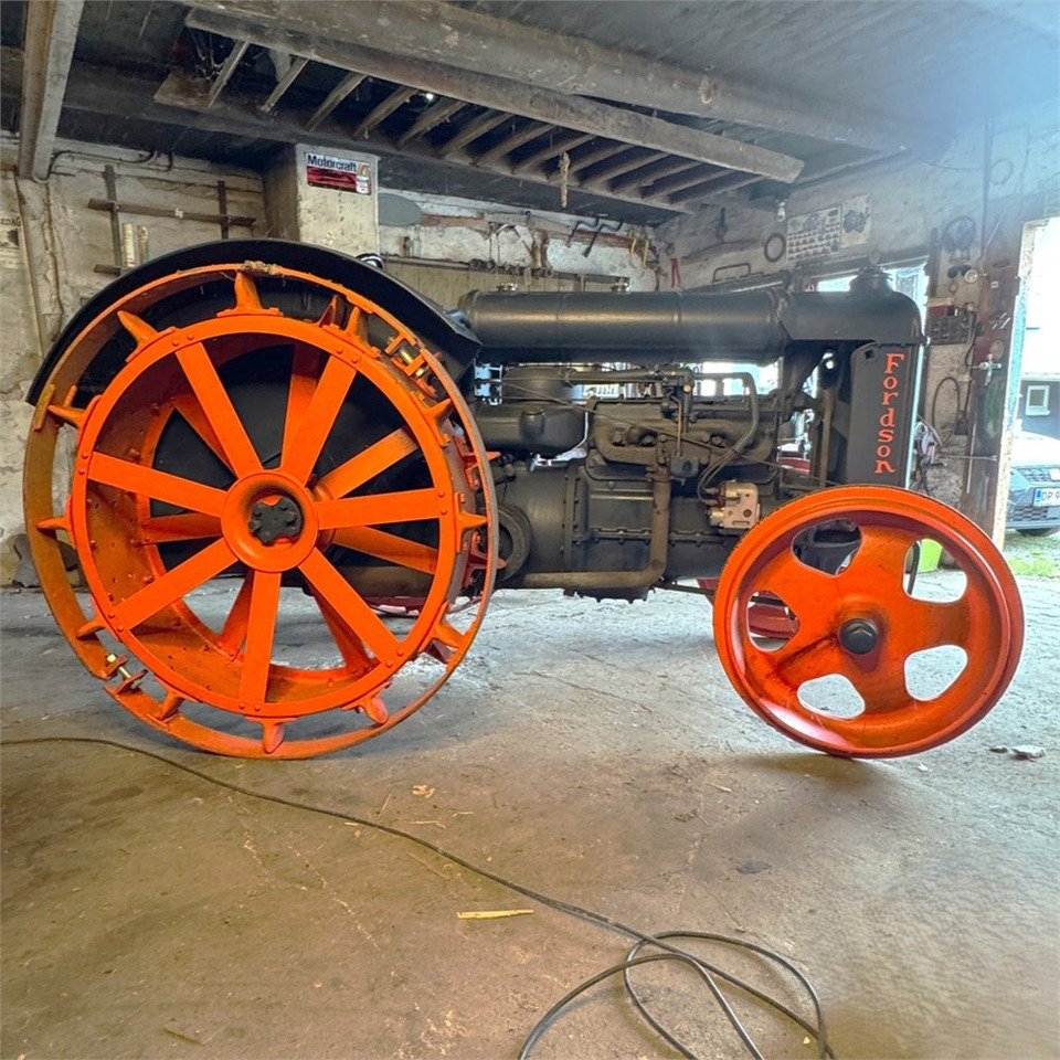 Fordson N - Traktor: 4 kép. Fordson N - Traktor: 4 kép.