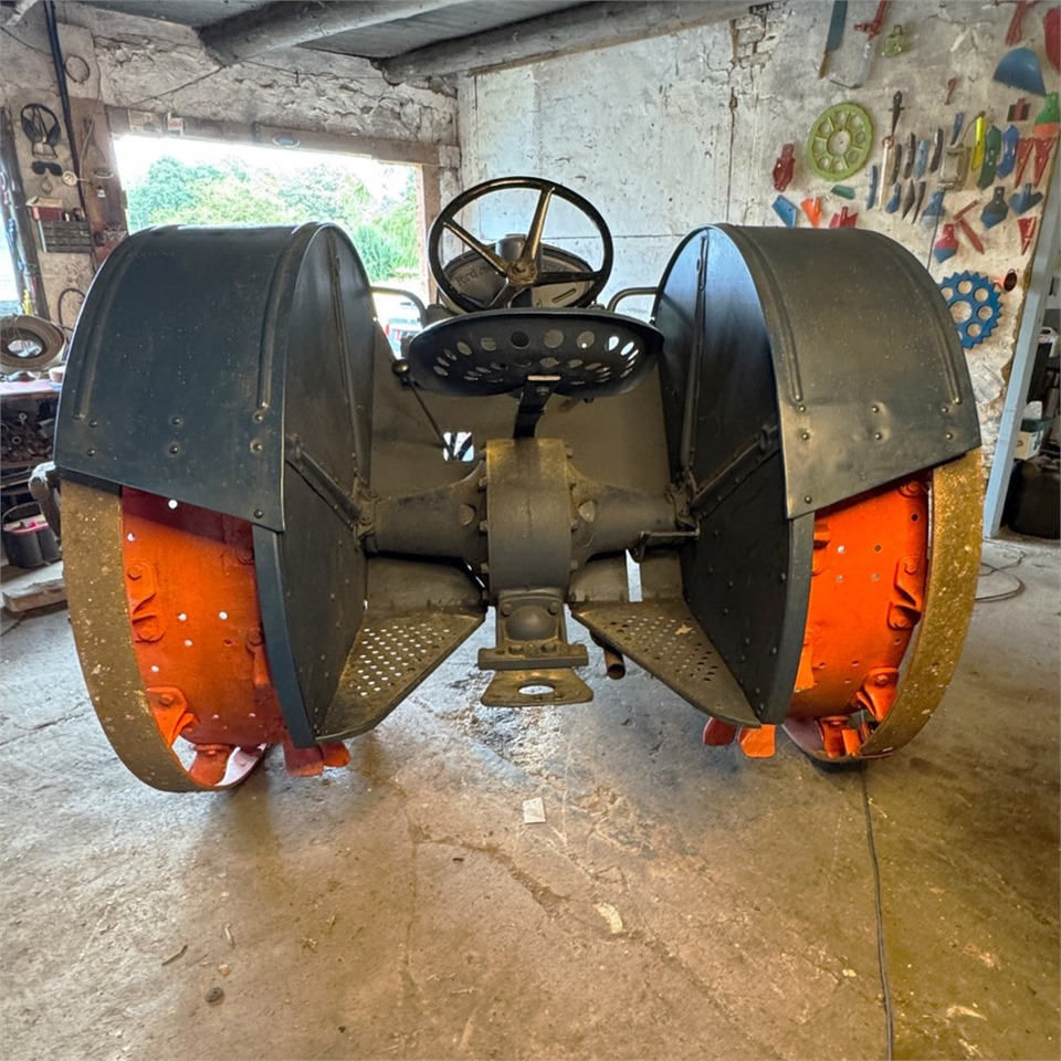 Fordson N - Traktor: 3 kép. Fordson N - Traktor: 3 kép.