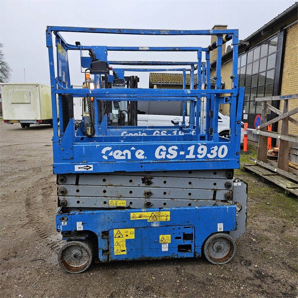 Genie GS 1930 - Ollós emelő: 3 kép. Genie GS 1930 - Ollós emelő: 3 kép.