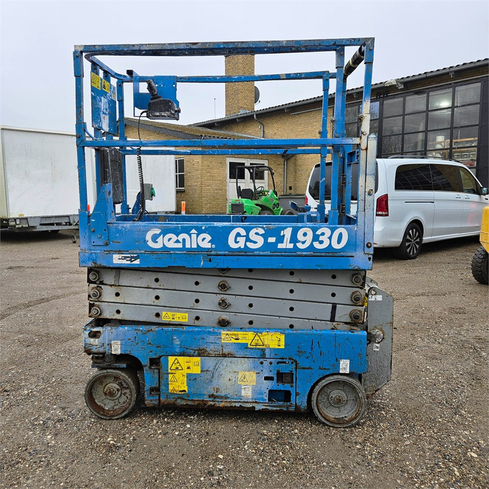 Genie GS 1930 - Ollós emelő: 3 kép. Genie GS 1930 - Ollós emelő: 3 kép.