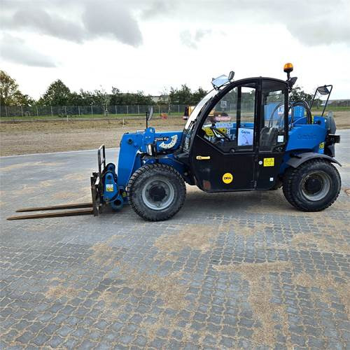 Genie GTH2506 - Teleszkópos rakodó: 4 kép. Genie GTH2506 - Teleszkópos rakodó: 4 kép.