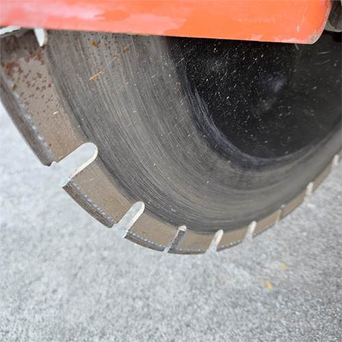 Gölz FS170 - Aszfaltozó gép: 2 kép. Gölz FS170 - Aszfaltozó gép: 2 kép.