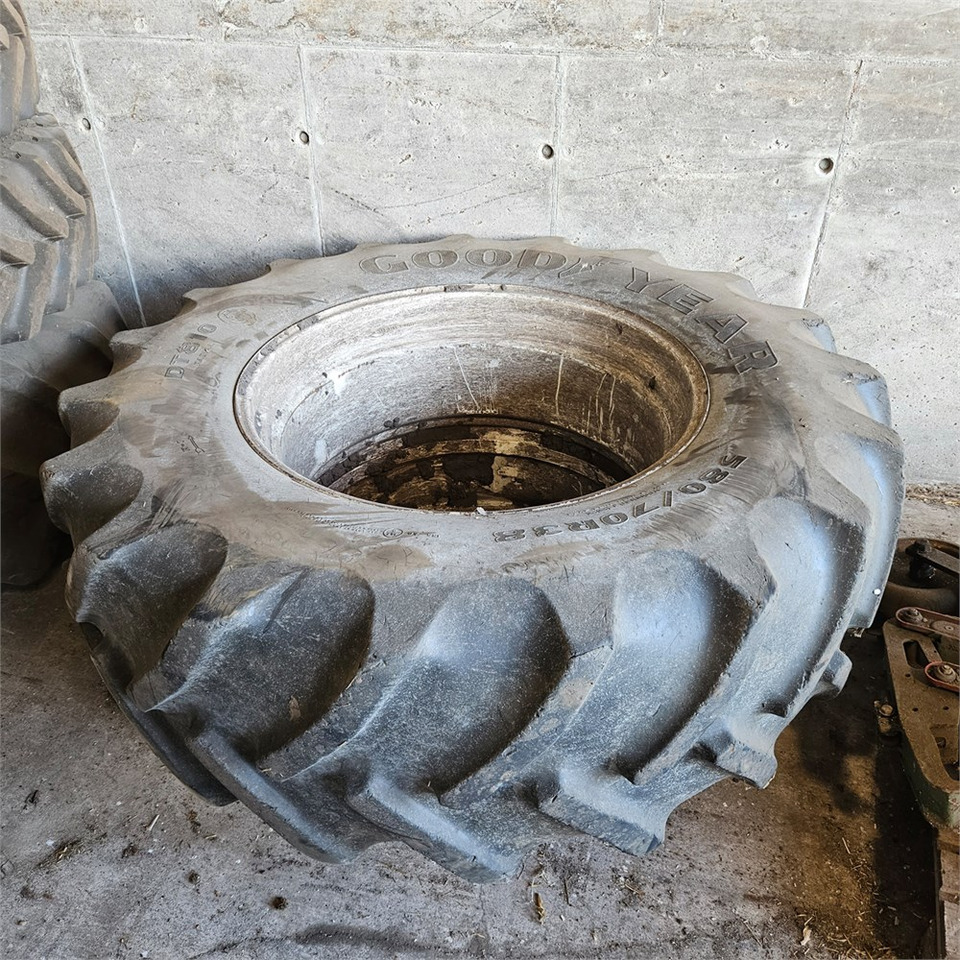 Goodyear 580/70R38 - Traktor: 1 kép. Goodyear 580/70R38 - Traktor: 1 kép.