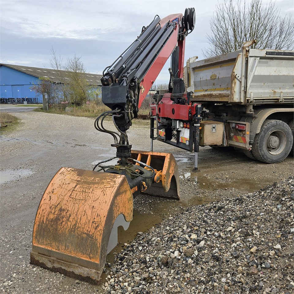 HMF 2120K-4 RC - Rakodódaru: 2 kép. HMF 2120K-4 RC - Rakodódaru: 2 kép.