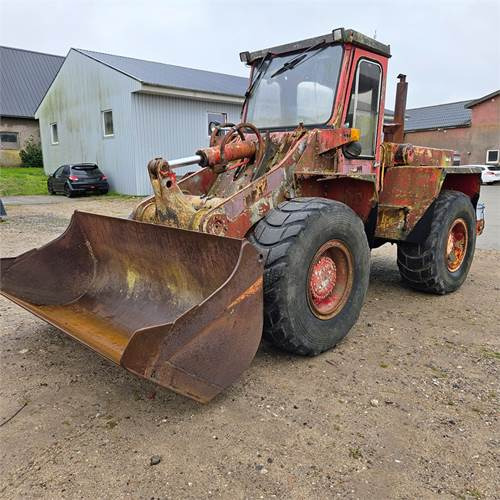 Hanomag 44 D - Gumikerekes homlokrakodó: 4 kép. Hanomag 44 D - Gumikerekes homlokrakodó: 4 kép.