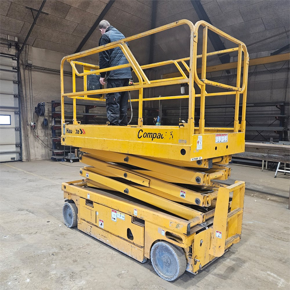 Haulotte Ciseaux Compact 10 - Ollós emelő: 3 kép. Haulotte Ciseaux Compact 10 - Ollós emelő: 3 kép.