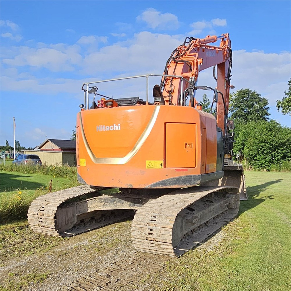 Hitachi ZX 225 - Lánctalpas kotró: 4 kép. Hitachi ZX 225 - Lánctalpas kotró: 4 kép.