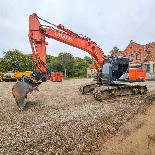 Hitachi ZX210 LC-6 - Lánctalpas kotró: 3 kép. Hitachi ZX210 LC-6 - Lánctalpas kotró: 3 kép.