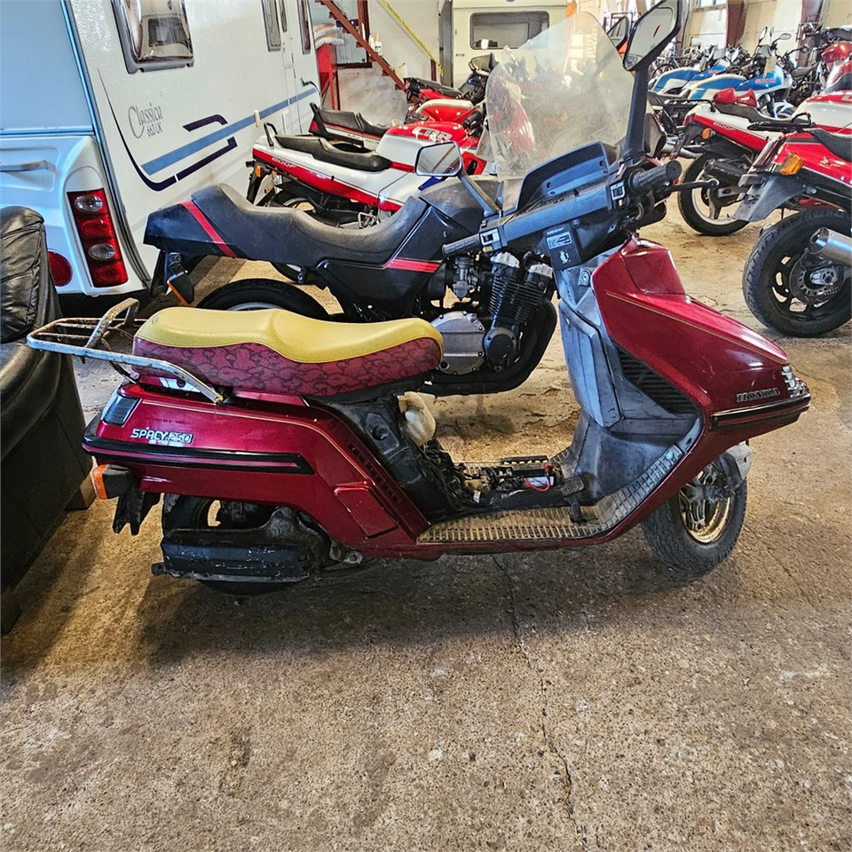Honda 250 Spacy - Motorkerékpár: 2 kép. Honda 250 Spacy - Motorkerékpár: 2 kép.