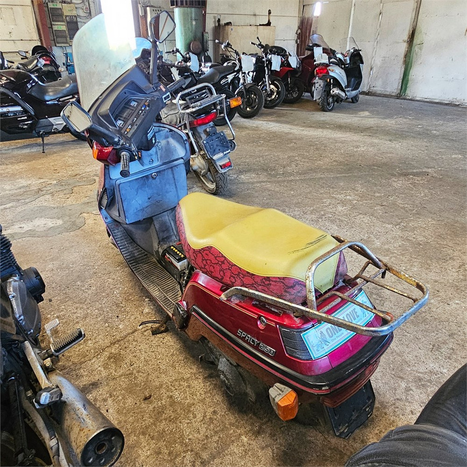 Honda 250 Spacy - Motorkerékpár: 4 kép. Honda 250 Spacy - Motorkerékpár: 4 kép.