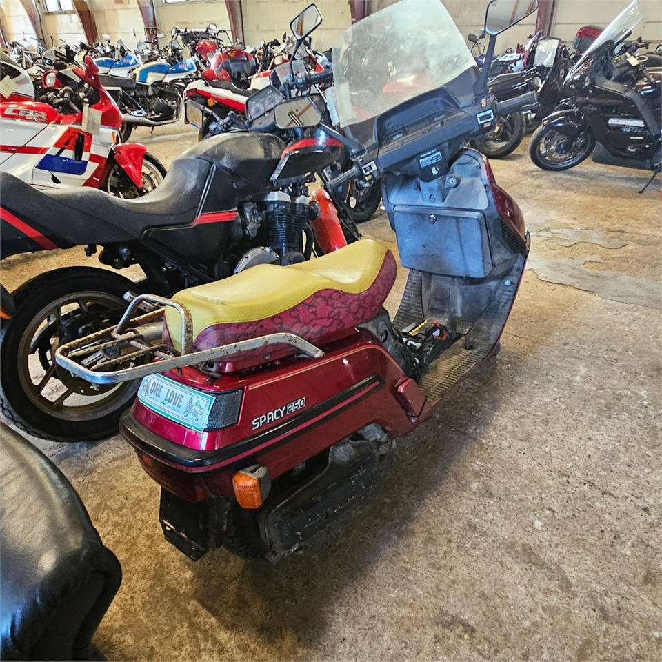 Honda 250 Spacy - Motorkerékpár: 3 kép. Honda 250 Spacy - Motorkerékpár: 3 kép.