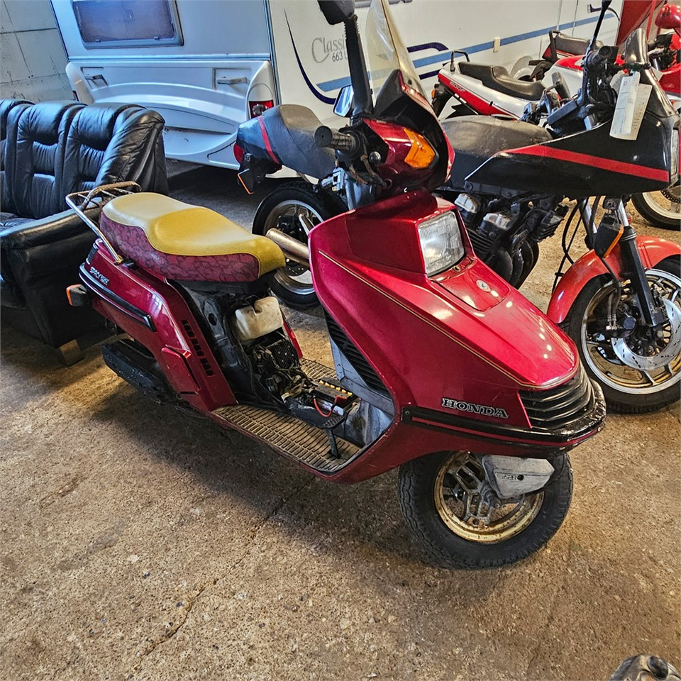 Honda 250 Spacy - Motorkerékpár: 1 kép. Honda 250 Spacy - Motorkerékpár: 1 kép.