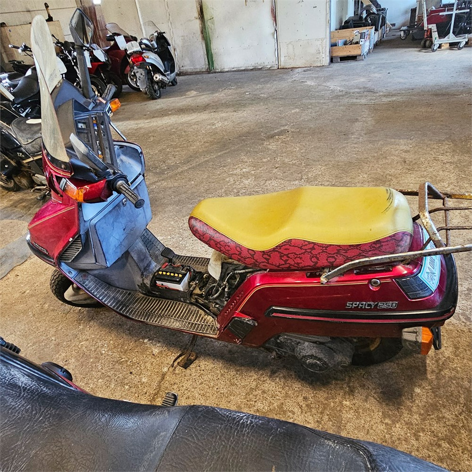 Honda 250 Spacy - Motorkerékpár: 5 kép. Honda 250 Spacy - Motorkerékpár: 5 kép.