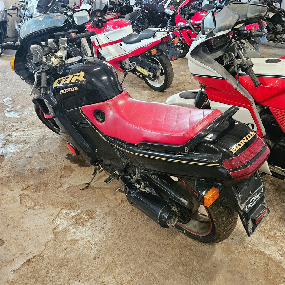 Honda CBR1000F - Motorkerékpár: 5 kép. Honda CBR1000F - Motorkerékpár: 5 kép.