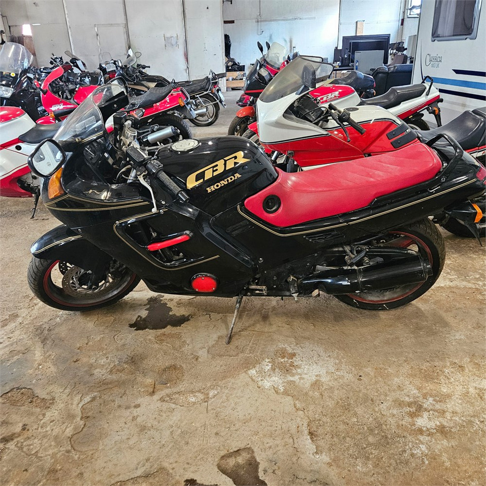 Honda CBR1000F - Motorkerékpár: 4 kép. Honda CBR1000F - Motorkerékpár: 4 kép.