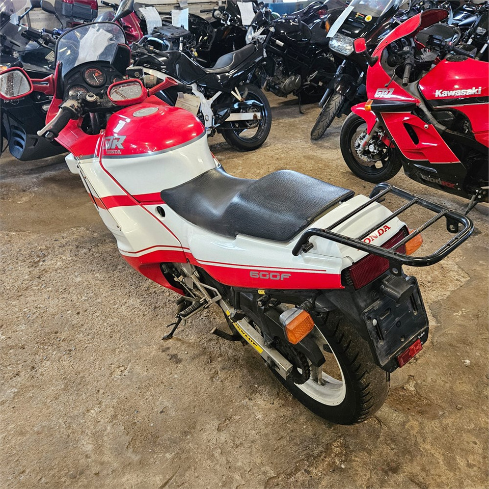 Honda CBR600F Super sport - Motorkerékpár: 3 kép. Honda CBR600F Super sport - Motorkerékpár: 3 kép.