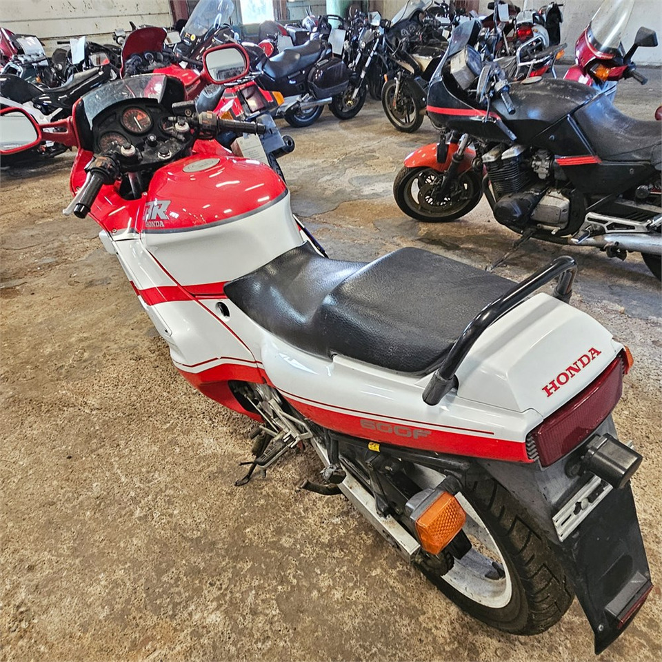 Honda CBR600F Super sport - Motorkerékpár: 4 kép. Honda CBR600F Super sport - Motorkerékpár: 4 kép.