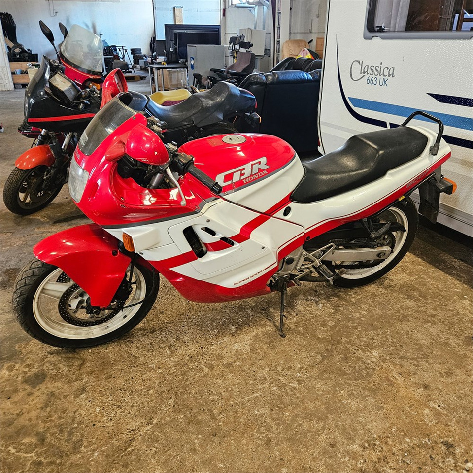Honda CBR600F Super sport - Motorkerékpár: 2 kép. Honda CBR600F Super sport - Motorkerékpár: 2 kép.