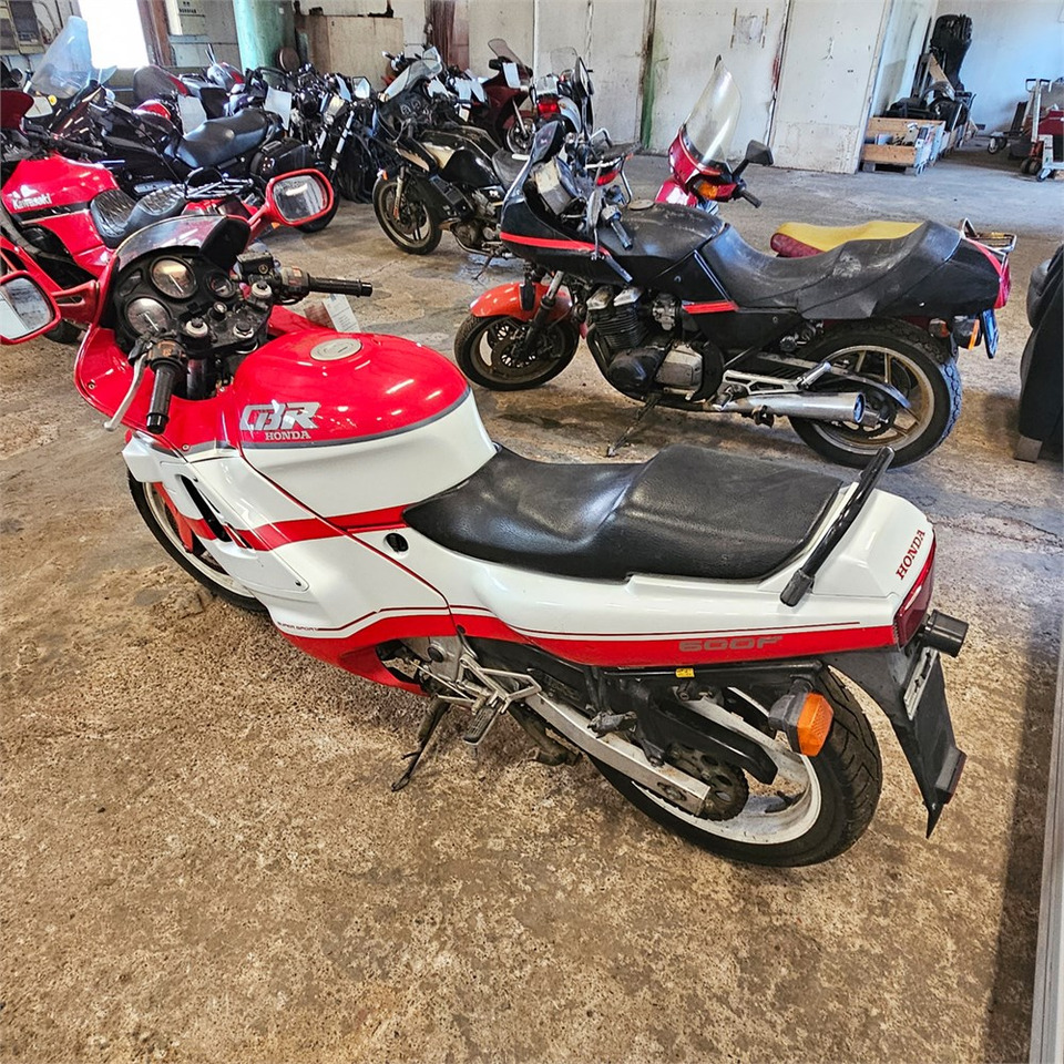 Honda CBR600F Super sport - Motorkerékpár: 3 kép. Honda CBR600F Super sport - Motorkerékpár: 3 kép.