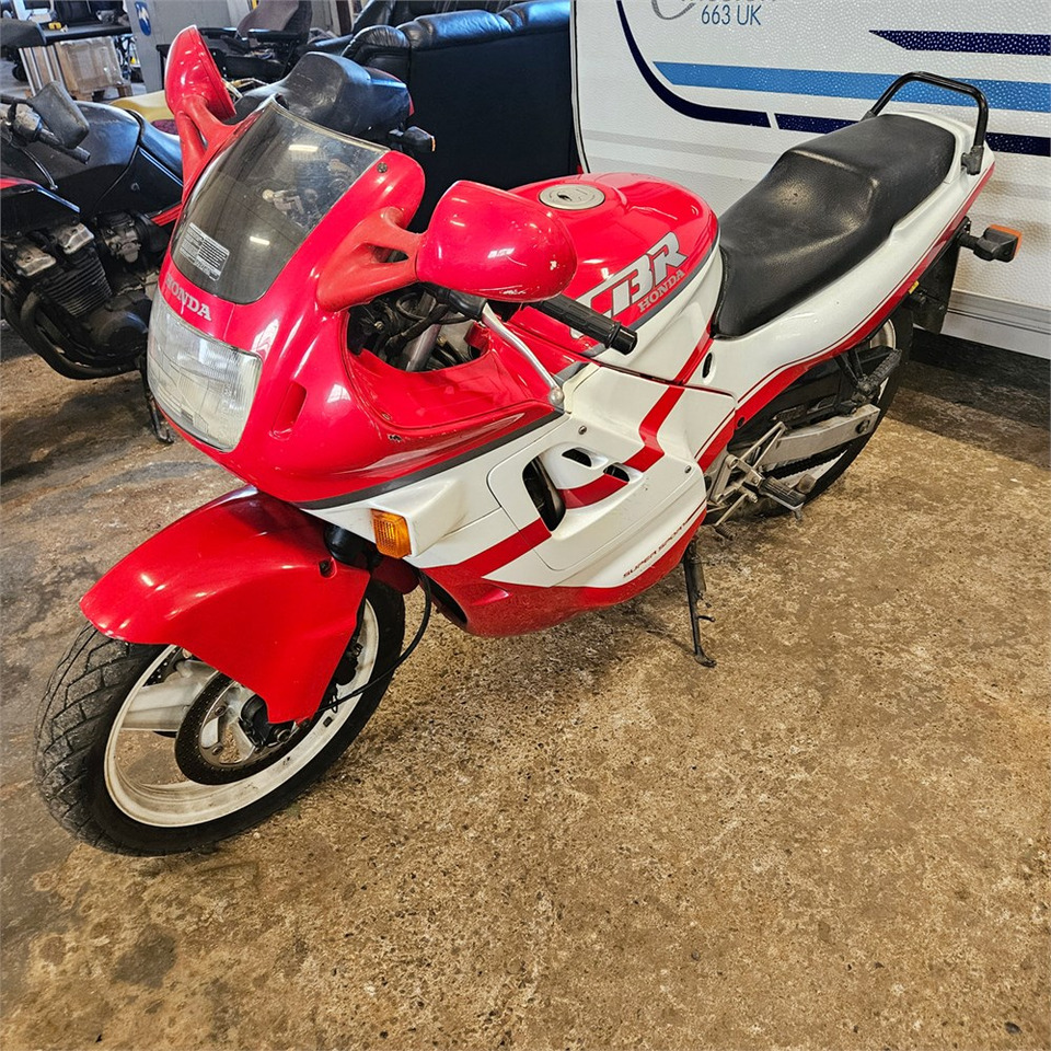 Honda CBR600F Super sport - Motorkerékpár: 1 kép. Honda CBR600F Super sport - Motorkerékpár: 1 kép.