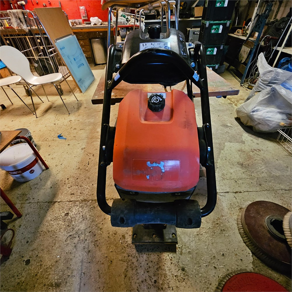 Husqvarna LT 6005 - Döngölőgép: 2 kép. Husqvarna LT 6005 - Döngölőgép: 2 kép.