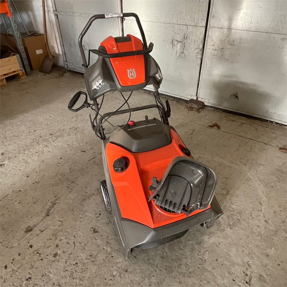 Husqvarna ST 121 E - Kerti gépek: 3 kép. Husqvarna ST 121 E - Kerti gépek: 3 kép.