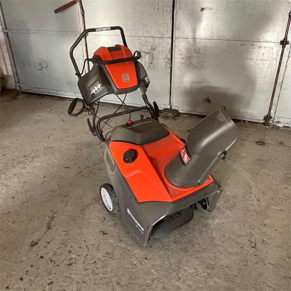 Husqvarna ST 121 E - Kerti gépek: 4 kép. Husqvarna ST 121 E - Kerti gépek: 4 kép.