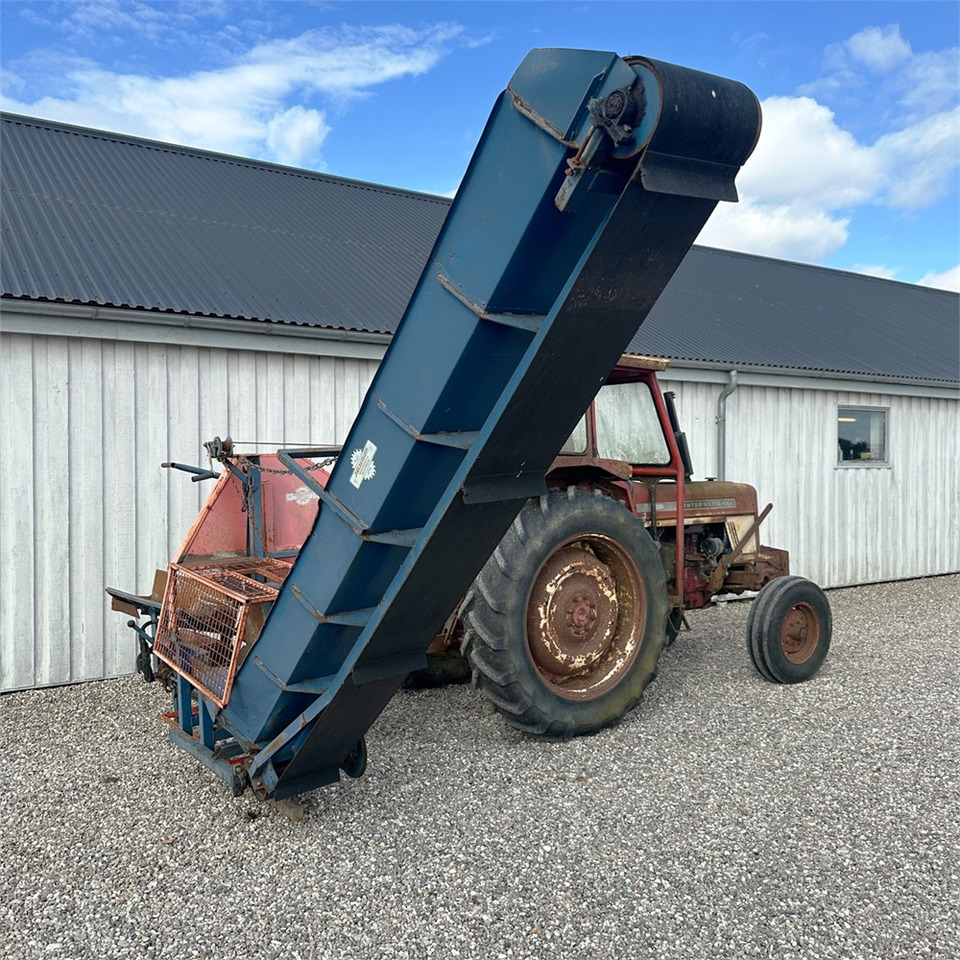 International IH 474 - Traktor: 4 kép. International IH 474 - Traktor: 4 kép.