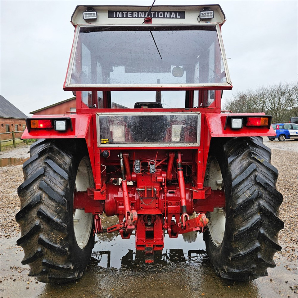 International IH 946 - Traktor: 4 kép. International IH 946 - Traktor: 4 kép.