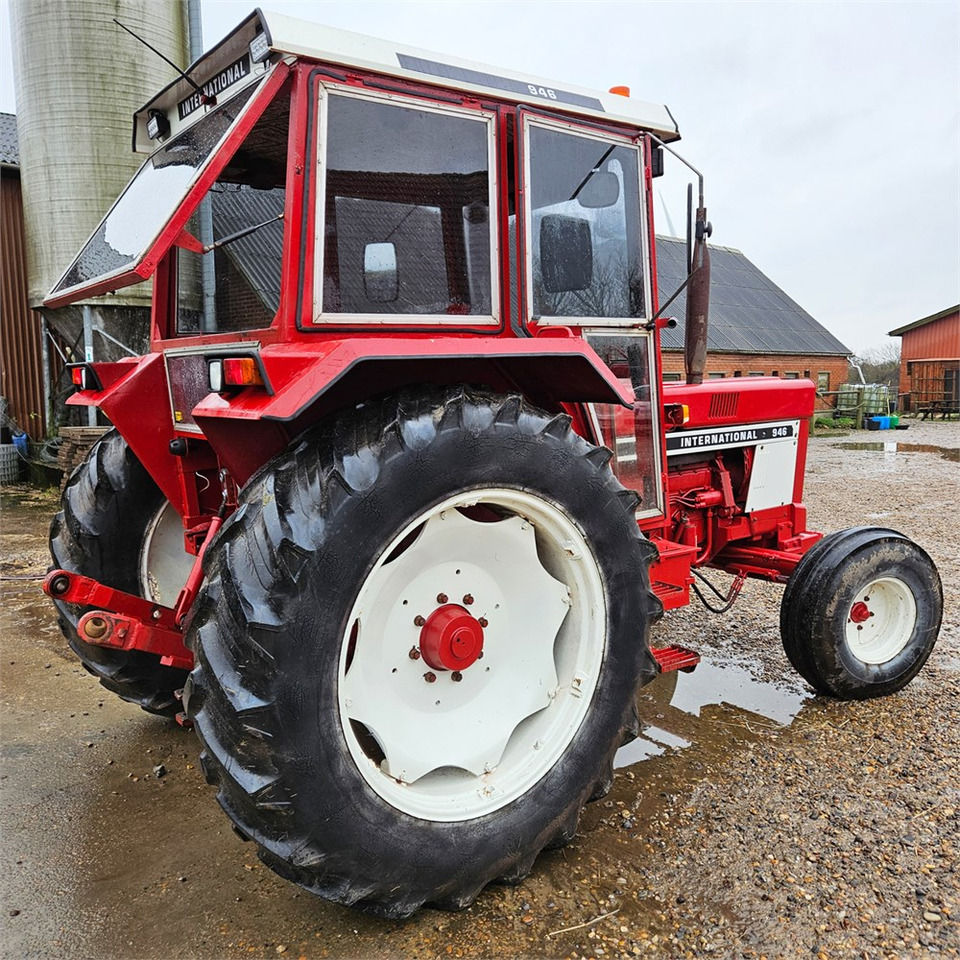 International IH 946 - Traktor: 5 kép. International IH 946 - Traktor: 5 kép.