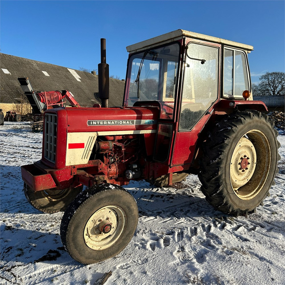 International IH I - 574 - Traktor: 1 kép. International IH I - 574 - Traktor: 1 kép.