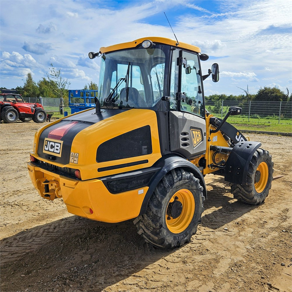 JCB 409 AG T4 - Gumikerekes homlokrakodó: 5 kép. JCB 409 AG T4 - Gumikerekes homlokrakodó: 5 kép.