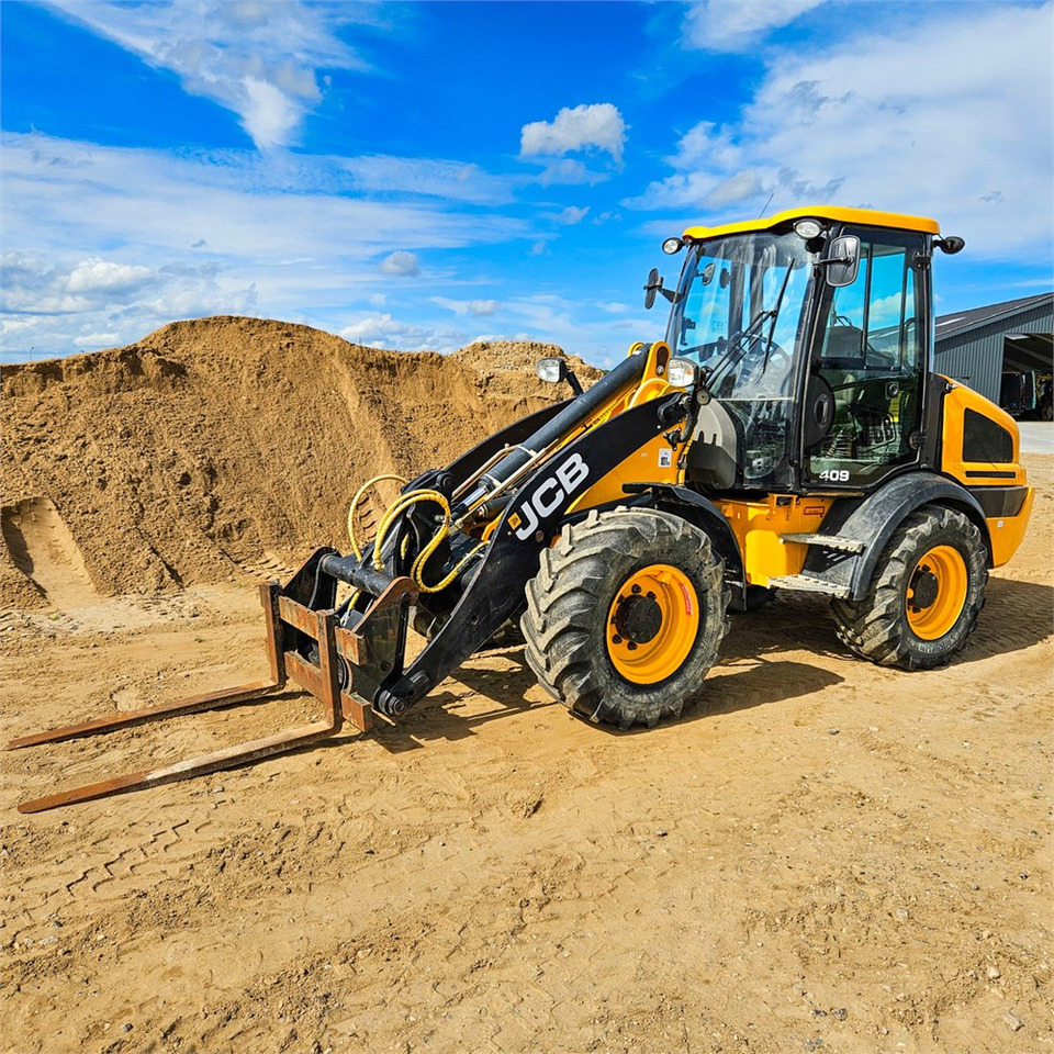 JCB 409 AG T4 - Gumikerekes homlokrakodó: 1 kép. JCB 409 AG T4 - Gumikerekes homlokrakodó: 1 kép.