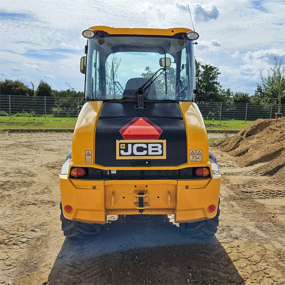 JCB 409 AG T4 - Gumikerekes homlokrakodó: 4 kép. JCB 409 AG T4 - Gumikerekes homlokrakodó: 4 kép.