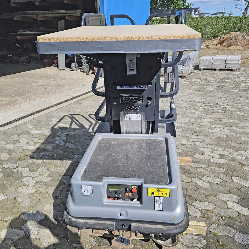 JLG 10MSP - Oszlopos személyemelő: 4 kép. JLG 10MSP - Oszlopos személyemelő: 4 kép.