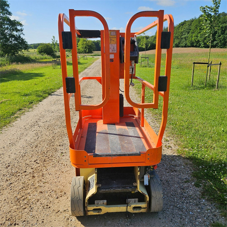 JLG 1230 ES - Oszlopos személyemelő: 3 kép. JLG 1230 ES - Oszlopos személyemelő: 3 kép.