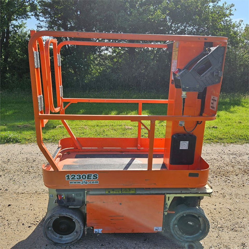 JLG 1230 ES - Oszlopos személyemelő: 5 kép. JLG 1230 ES - Oszlopos személyemelő: 5 kép.