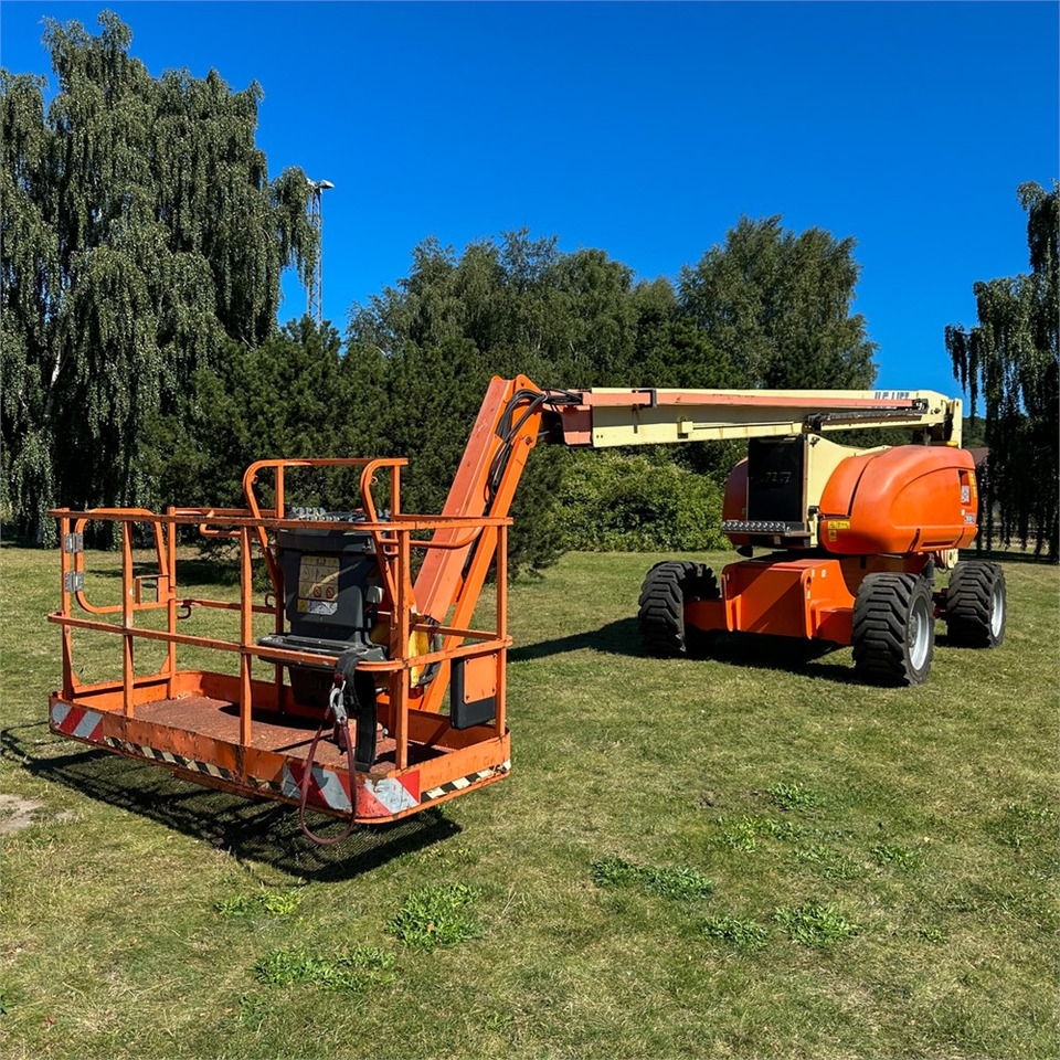 JLG 800 AJ - Személyemelő: 2 kép. JLG 800 AJ - Személyemelő: 2 kép.