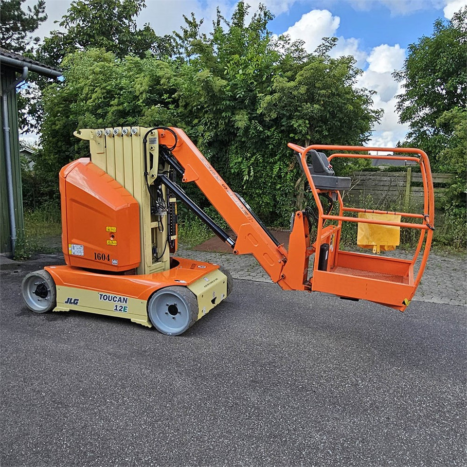 JLG Toucan 12 E - Oszlopos személyemelő: 2 kép. JLG Toucan 12 E - Oszlopos személyemelő: 2 kép.