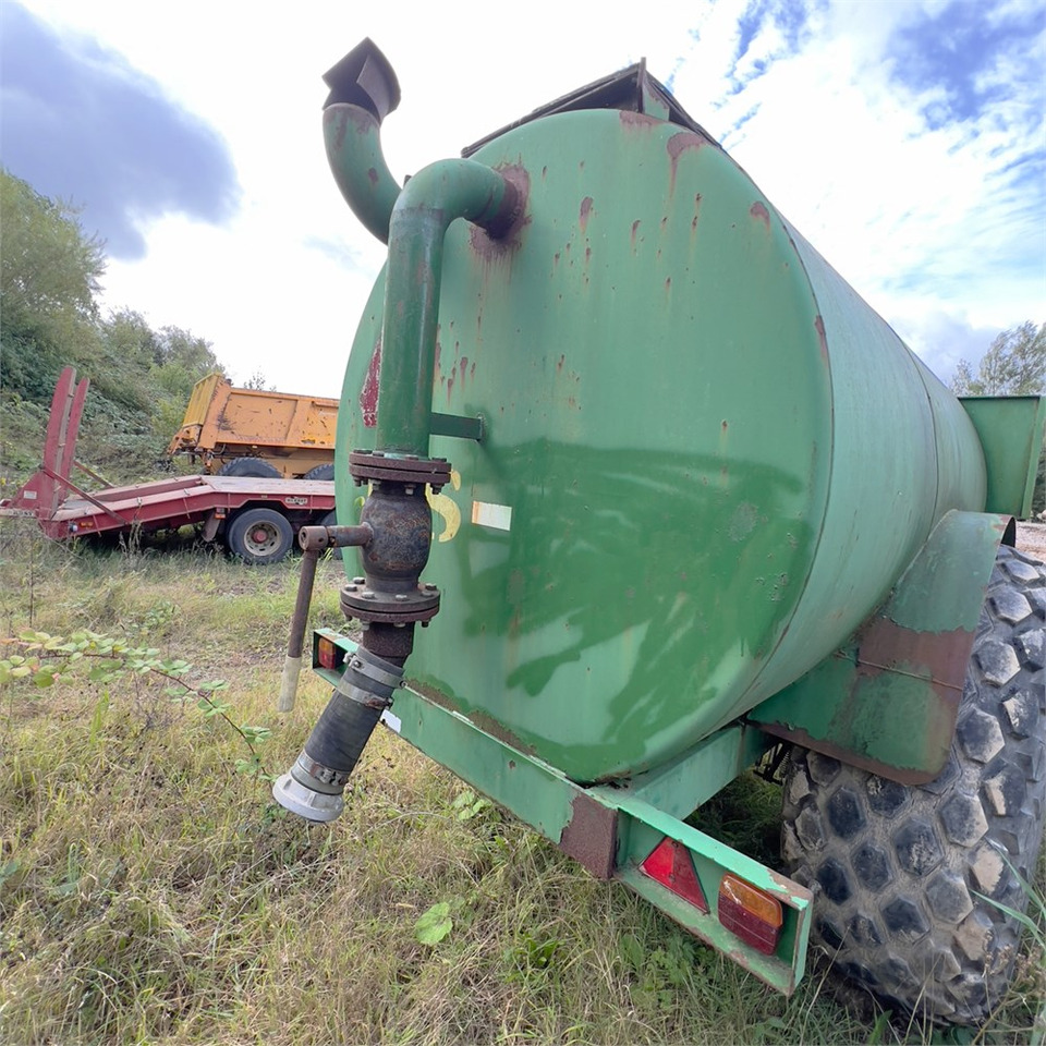 JOS 9 - Tartályos pótkocsi: 4 kép. JOS 9 - Tartályos pótkocsi: 4 kép.