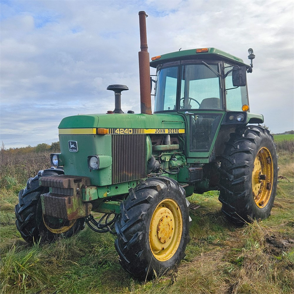 John Deere 4240 - Traktor: 3 kép. John Deere 4240 - Traktor: 3 kép.