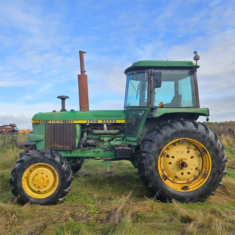 John Deere 4240 - Traktor: 2 kép. John Deere 4240 - Traktor: 2 kép.