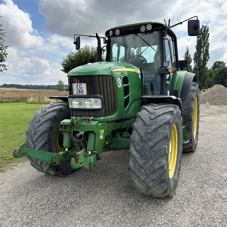 John Deere 7530 - Traktor: 3 kép. John Deere 7530 - Traktor: 3 kép.
