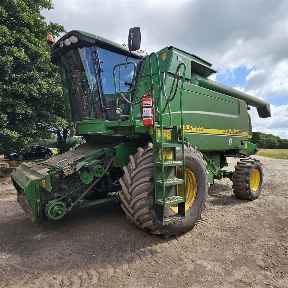John Deere 9680i WTS - Betakarító gép: 2 kép. John Deere 9680i WTS - Betakarító gép: 2 kép.