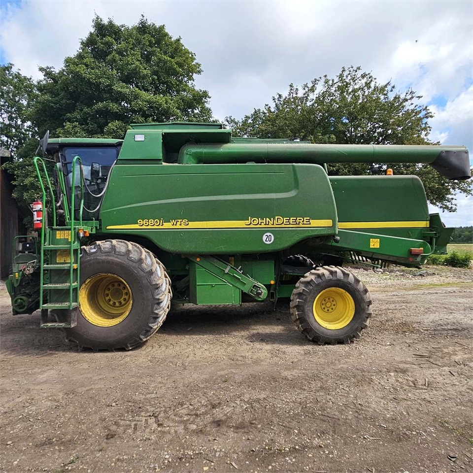 John Deere 9680i WTS - Betakarító gép: 1 kép. John Deere 9680i WTS - Betakarító gép: 1 kép.