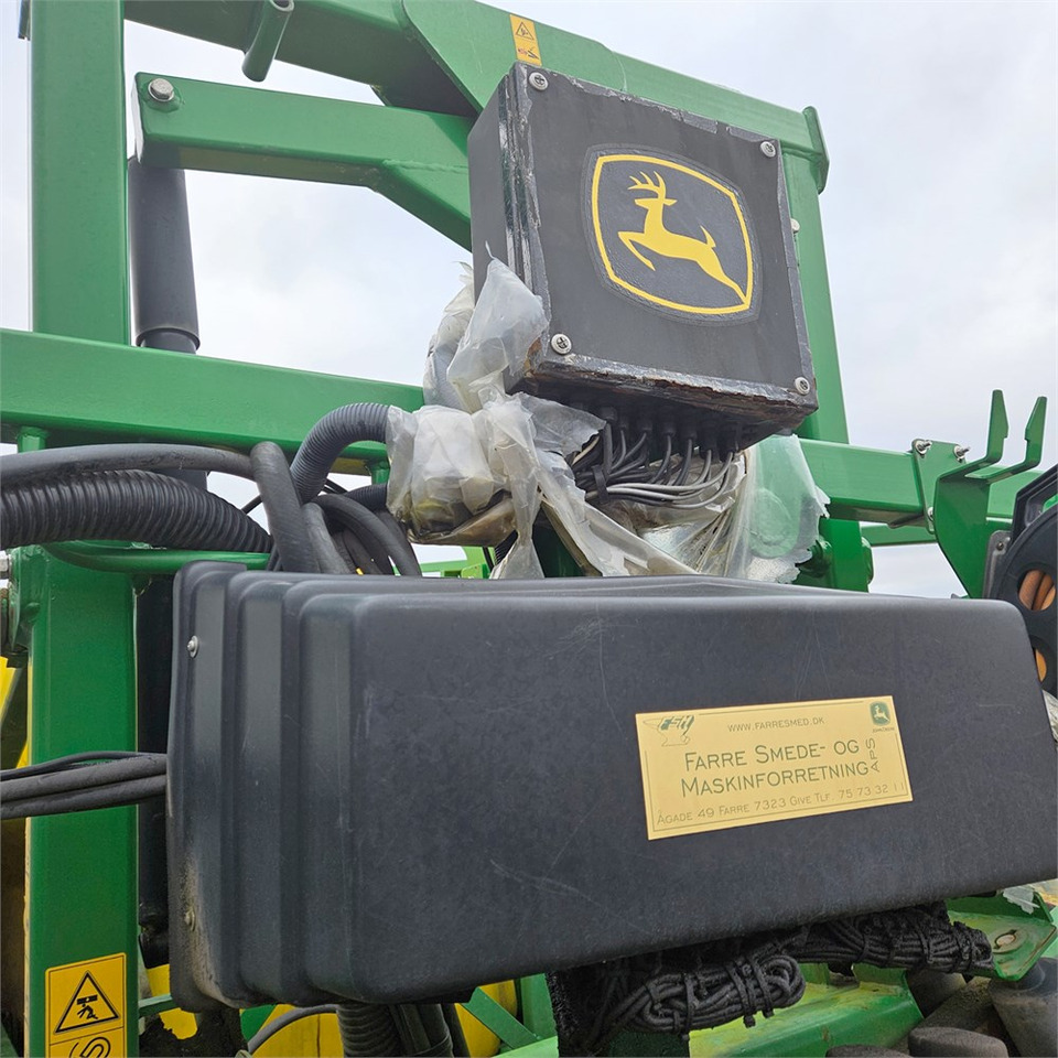 Permetezők John Deere TRSP 740/25: 40 kép.