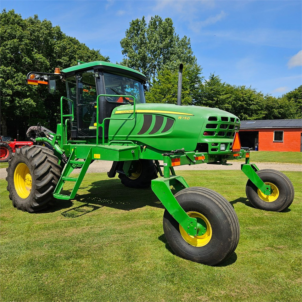 John Deere W150 - Betakarító gép: 3 kép. John Deere W150 - Betakarító gép: 3 kép.